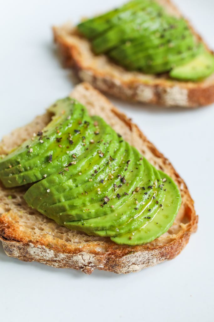 bien manger, des toast avec des avocat tranchée parsemé de graines