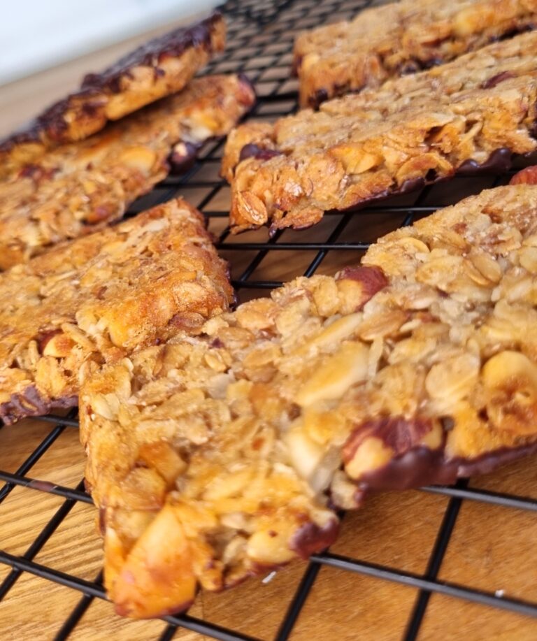 Barre céréales croustillante, aux flocons d'avoine, noisettes et chocolats, pour une collation saine et équilibré maison