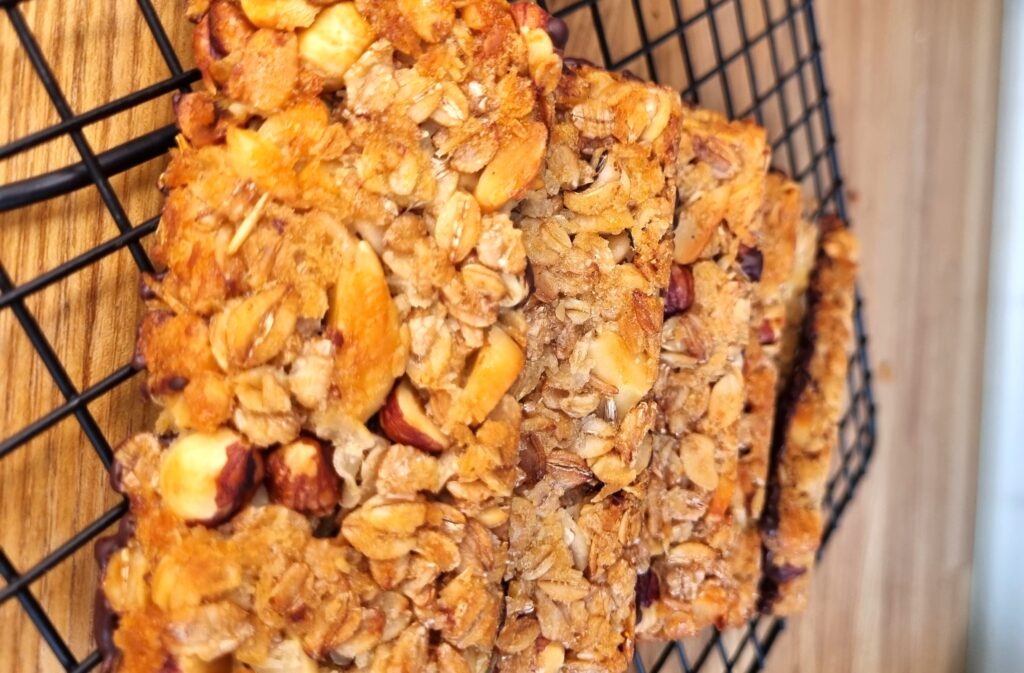Barres de céréales maison aux noisettes et flocons d’avoine, une collation maison rapide, gourmande et parfaite pour un plaisir sain au quotidien.