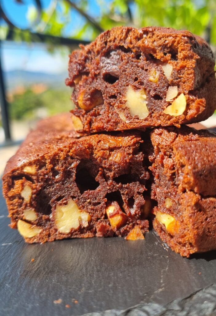 Brownie maison au chocolat noir et aux noix, moelleux et fondant, parfait pour une pause gourmande ou un dessert plaisir