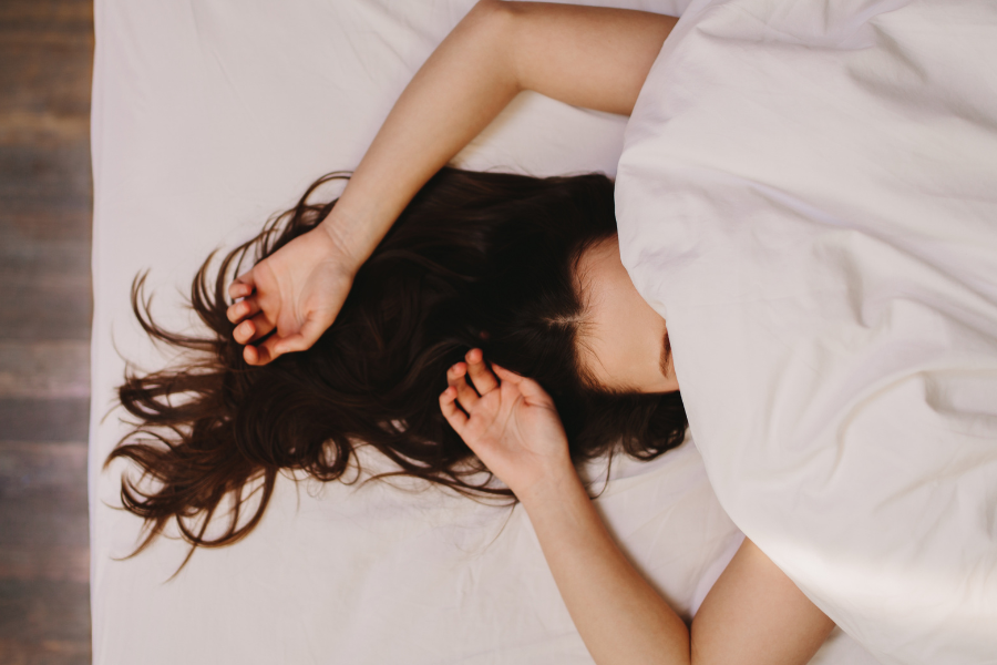 Moment de sommeil profond et réparateur. Routine du soir pour bien dormir, réguler naturellement la mélatonine et lutter contre les troubles du sommeil.